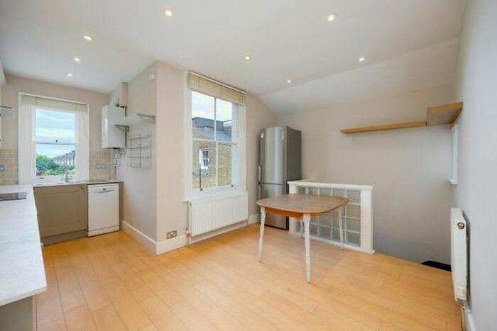 3 Bedroom Flat To Rent In Revelstoke Road, London, SW18
