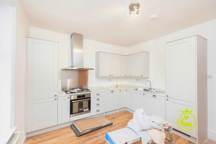 2 Bedroom Flat To Rent In Commercial Road, Parkstone, Poole BH14