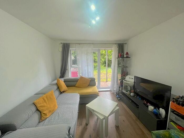 2 Bedroom Flat To Rent In Hibernia Road, Hounslow, TW3