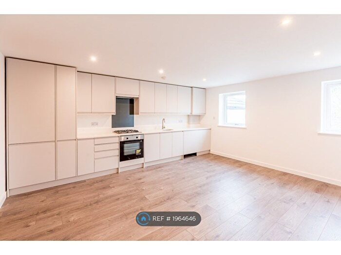 2 Bedroom Maisonette To Rent In Amberley Grove, Croydon, CR0