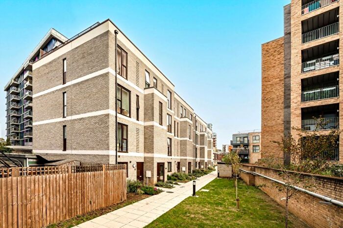 2 Bedroom Flat To Rent In Pear Tree Close, Alperton, HA0