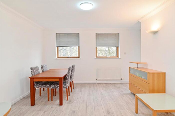 2 Bedroom Apartment To Rent In Perry Court, Isle Of Dogs, E14