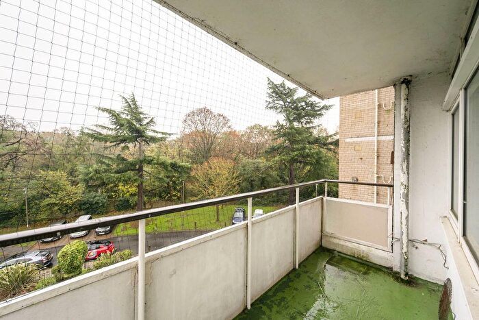 2 Bedroom Flat For Sale In Wanborough Drive, Putney, London, SW15