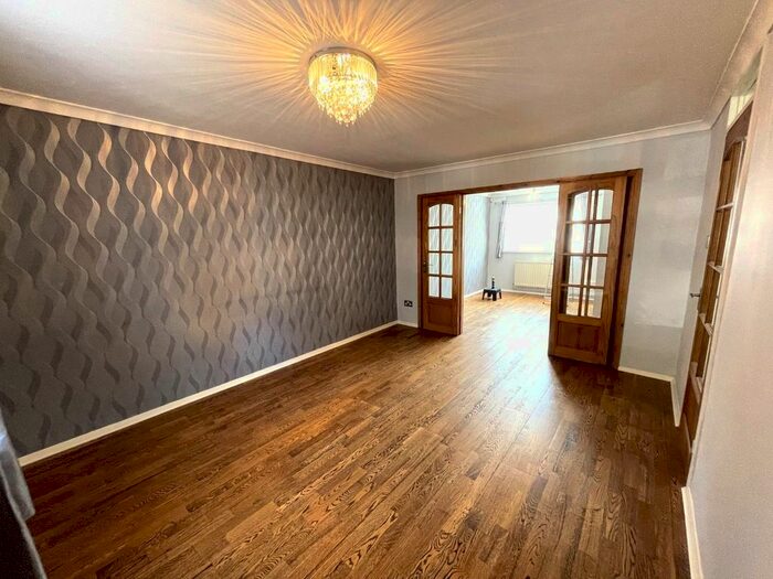 3 Bedroom Semi-Detached House To Rent In Holcombe Road, Chatham, ME4