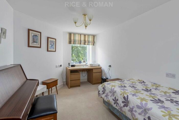 2 Bedroom Flat For Sale In Dial Stone Court, Weybridge, KT13