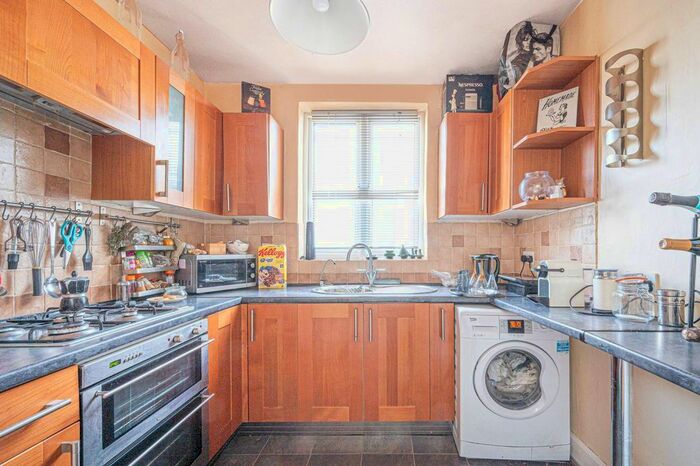 2 Bedroom Flat To Rent In High Road, North Finchley, London, N12