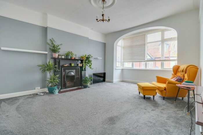 2 Bedroom Flat To Rent In Leigh Road, Leigh-On-Sea, SS9