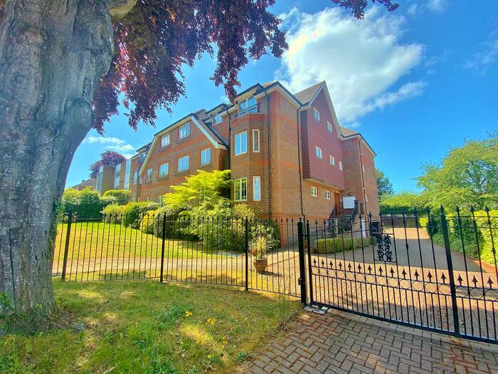 2 Bedroom Flat To Rent In Upper Edgeborough Road, Guildford, Surrey, GU1