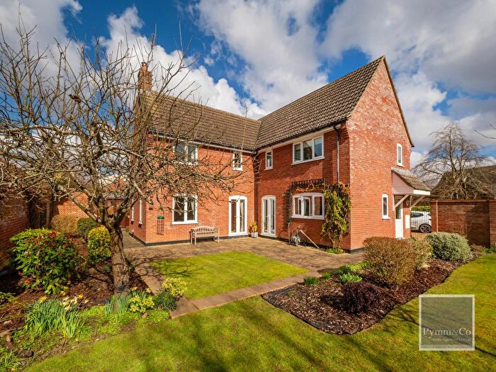 4 Bedroom Detached House For Sale In Hall Farm Place, Bawburgh, NR9