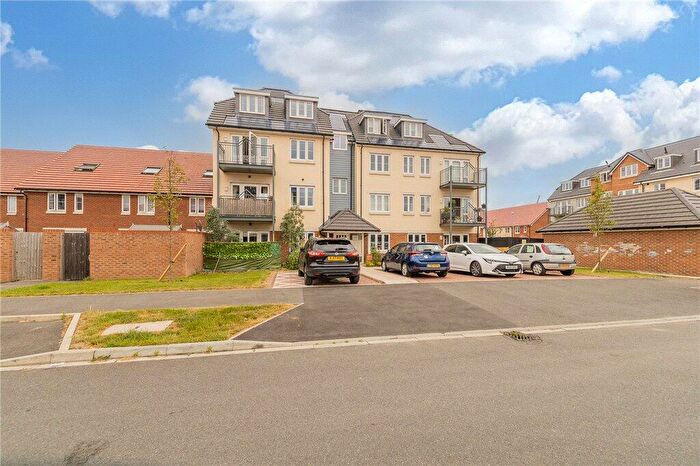 2 Bedroom Apartment For Sale In Barn Avenue, Aldershot, Hampshire, GU12