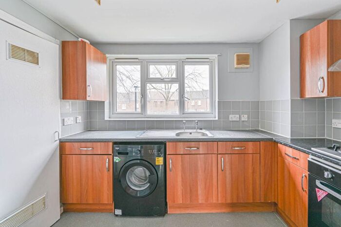 2 Bedroom Flat To Rent In Kings Avenue, Clapham Park, London, SW4