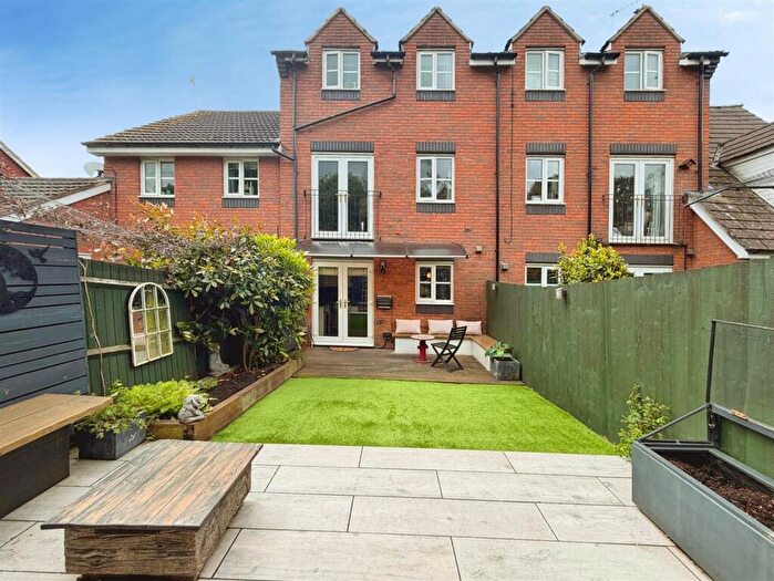 3 Bedroom Town House For Sale In Glendower Approach, Heathcote, Warwick, CV34