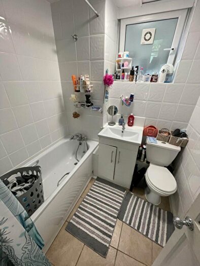 1 Bedroom Flat For Sale In Larchwood House, Baywood Square, Chigwell, Essex, IG7