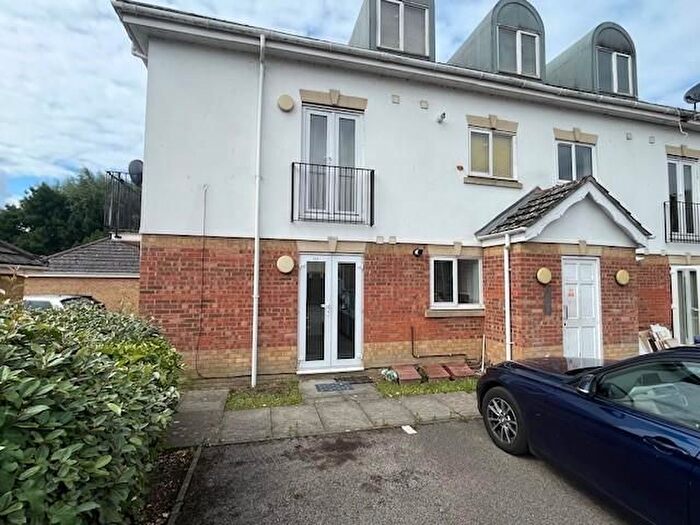 2 Bedroom Flat To Rent In Byewaters, Watford, WD18