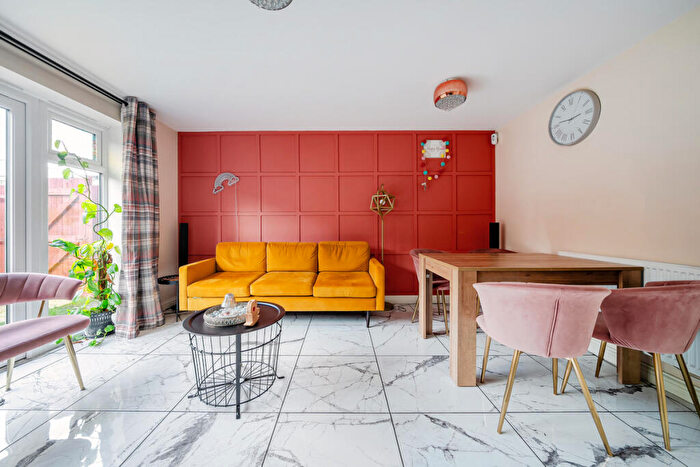 3 Bedroom End Of Terrace House To Rent In Newham Way, Erith, DA8