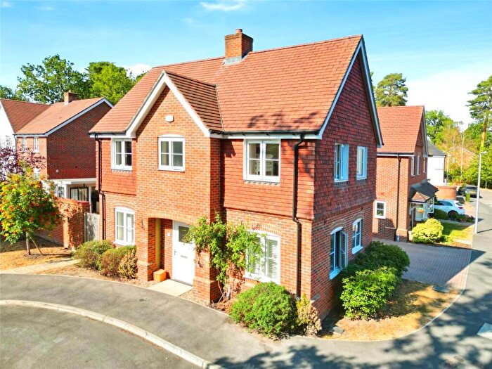 3 Bedroom Detached House For Sale In Dove Close, Crowthorne, Berkshire, RG45