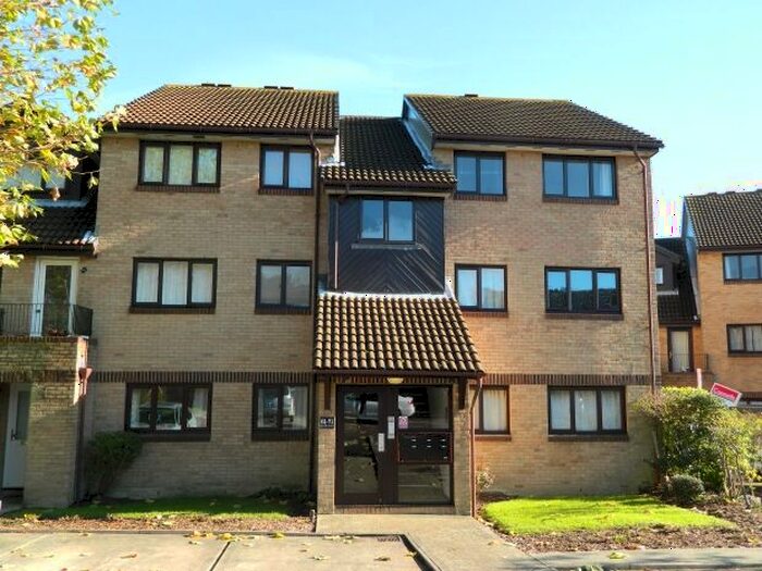 2 Bedroom Flat To Rent In Manor Fields, Horsham, RH13