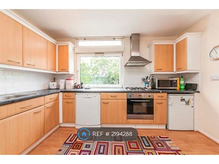 3 Bedroom Flat To Rent In Victoria Rise, London, SW4