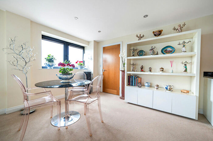 2 Bedroom Apartment For Sale In The Esplanade, Bognor Regis, West Sussex, PO21