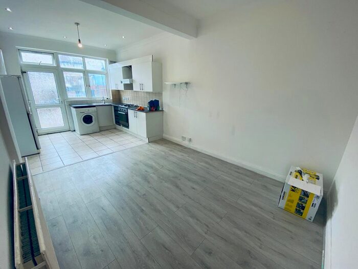 3 Bedroom Maisonette To Rent In East Avenue, Hayes, UB3