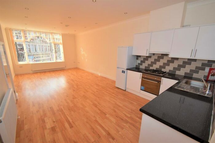 2 Bedroom Flat To Rent In Chertsey Road Woking Surrey, GU21