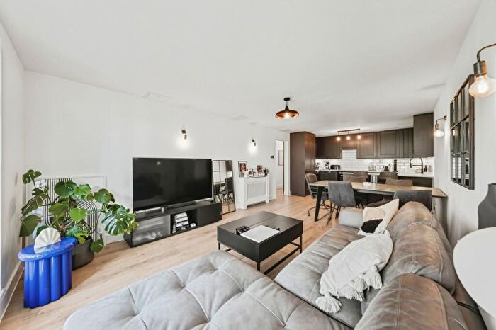 2 Bedroom Flat For Sale In Victory Place, London, E14