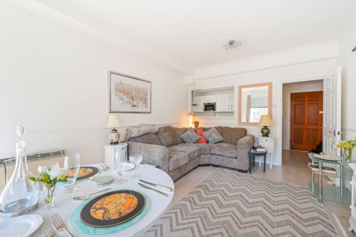 1 Bedroom Flat For Sale In Cartwright Street, Tower Hill, London, E1