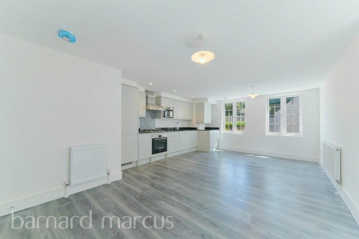 2 Bedroom Flat To Rent In Downsway, Sanderstead, South Croydon CR2