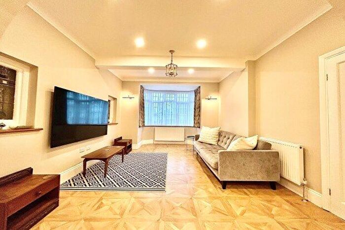 2 Bedroom Bungalow To Rent In Tolworth Gardens, Romford, RM6