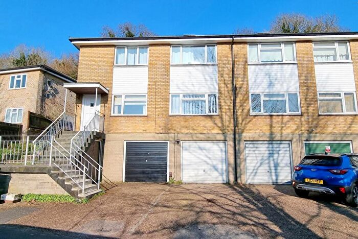 2 Bedroom Ground Maisonette To Rent In Bedroom Ground Floor Maisonette In Caterham Valley, CR3