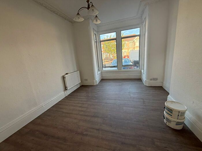 2 Bedroom Flat To Rent In Alloa Road, Ilford, IG3