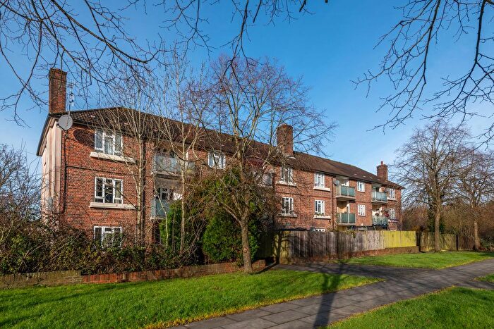 3 Bedroom Flat For Sale In Radstock Way, Merstham, RH1