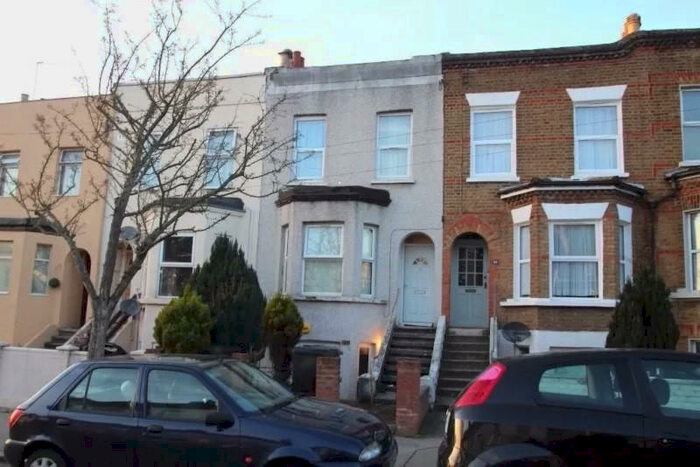 1 Bedroom Flat To Rent In Moffat Road, Surrey, CR7