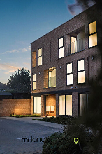 4 Bedroom End Of Terrace House For Sale In Chase Road, London, N14