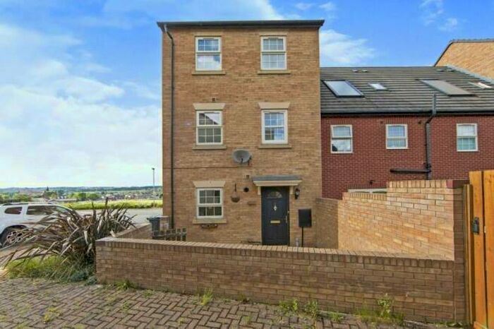 2 Bedroom Town House To Rent In Nancy Road, Grimethorpe, S72