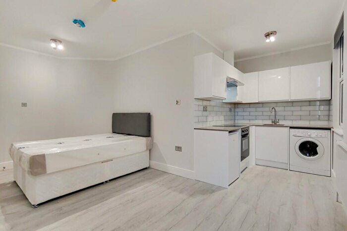 Apartment To Rent In Golders Green Road, London, NW11