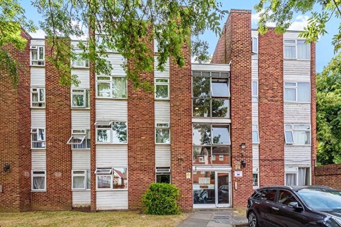 2 Bedroom Apartment For Sale In Gatewick Close, Slough, SL1