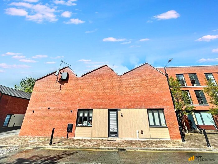 2 Bedroom Town House For Sale In Fairway View, Stockport, SK5
