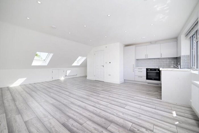 Flat To Rent In Hendon Way, Brent Cross, NW2