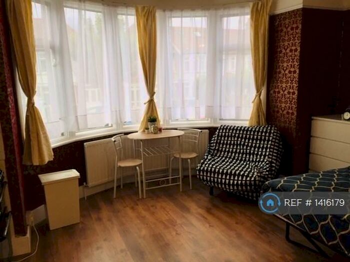 Studio To Rent In Grenoble Gardens, London, N13