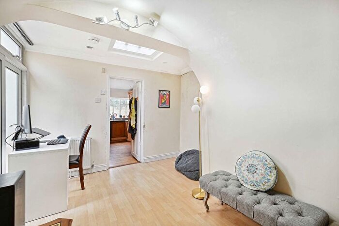 3 Bedroom Flat To Rent In Gloucester Street, London, SW1V