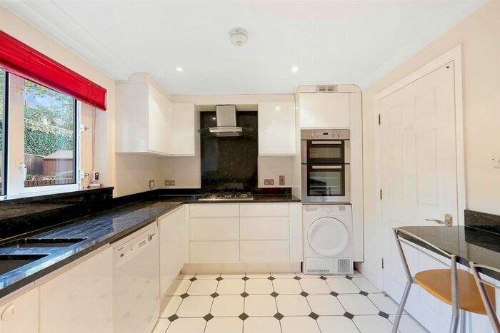 2 Bedroom Flat To Rent In Coliseum Court, Regents Park Road, London, N3