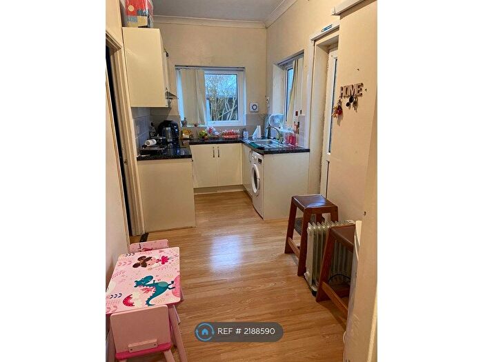 2 Bedroom Flat To Rent In Park Lane, Swindon, SN1