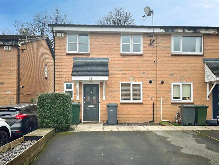 3 Bedroom Town House For Sale In Lime Tree Square, Shipley, BD18