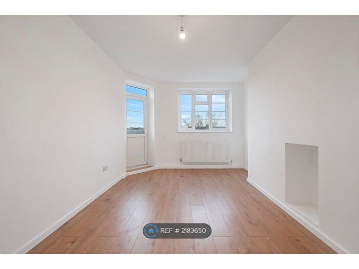 2 Bedroom Flat To Rent In Danby House, London, E9
