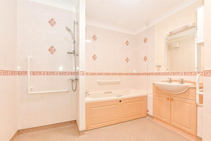 1 Bedroom Flat For Sale In Massetts Road, Horley, Surrey, RH6