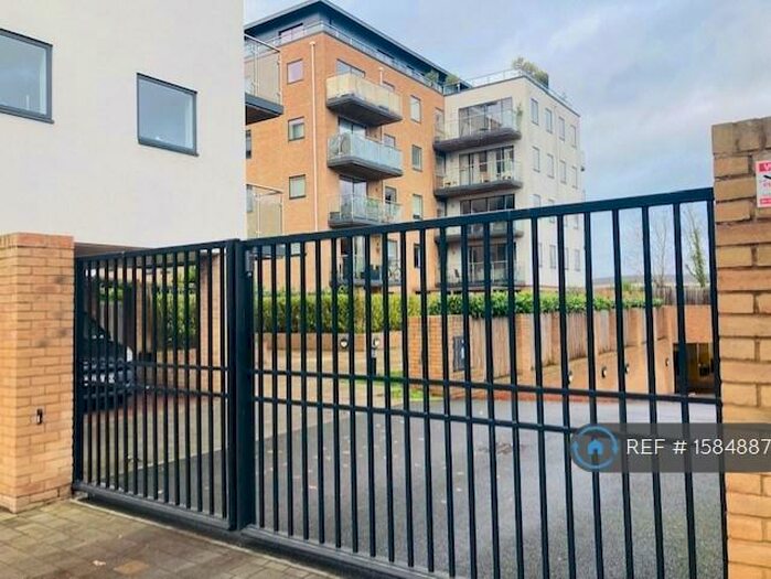 2 Bedroom Flat To Rent In Dorchester Mansions, Bracknell, RG12