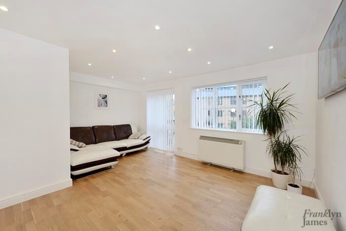 2 Bedroom Apartment For Sale In Observatory Mews, Isle Of Dogs, E14
