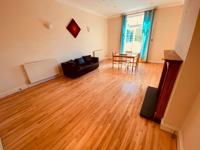 3 Bedroom Flat To Rent In Friern Park, London, N12