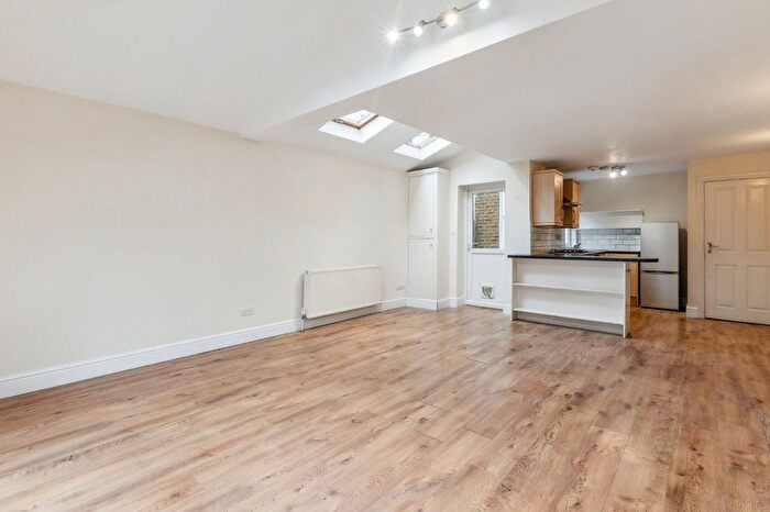2 Bedroom Flat To Rent In Berrymead Gardens, Springfield Park, W3